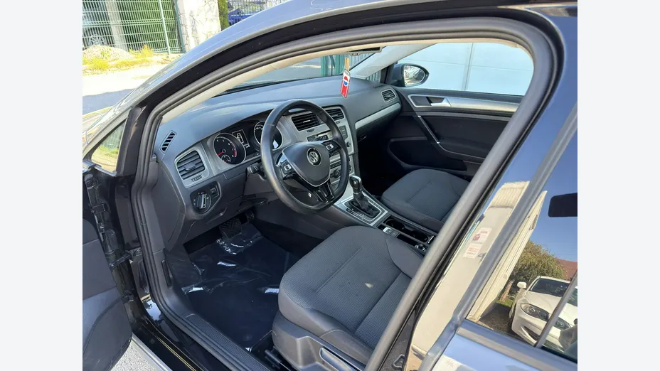 VOLKSWAGEN Golf -