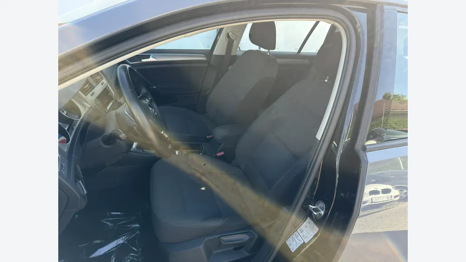 VOLKSWAGEN Golf -
