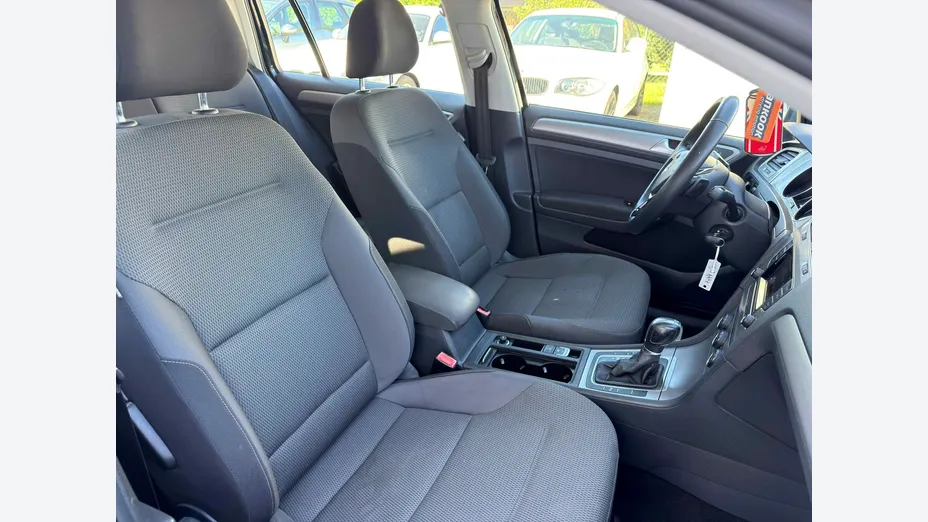 VOLKSWAGEN Golf -