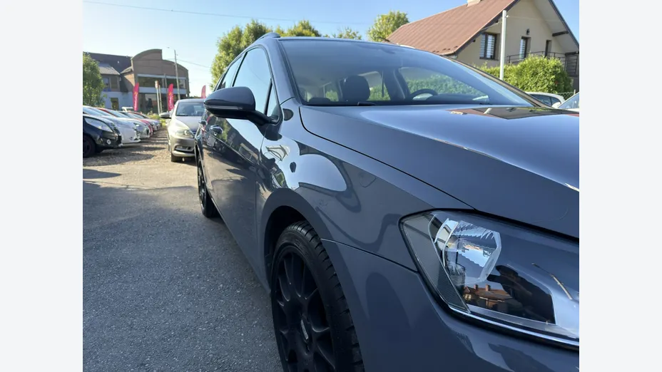 VOLKSWAGEN Golf -