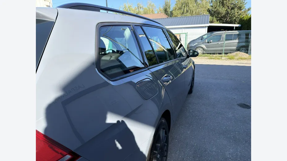 VOLKSWAGEN Golf -