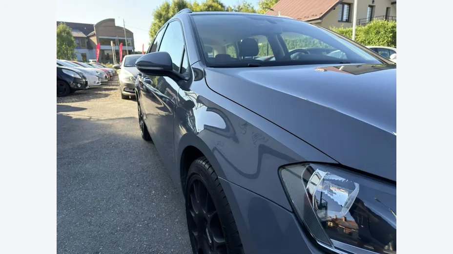 VOLKSWAGEN Golf -