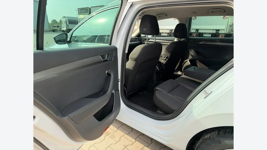SKODA Superb -
