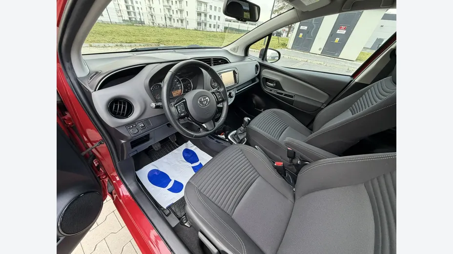 TOYOTA Yaris -