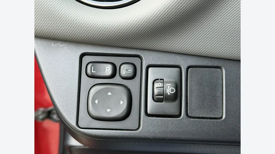 TOYOTA Yaris -