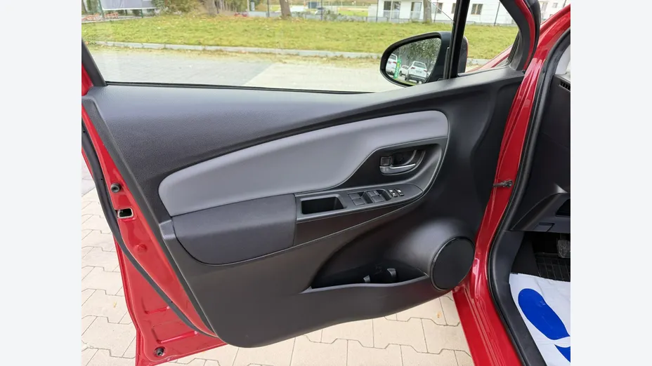 TOYOTA Yaris -