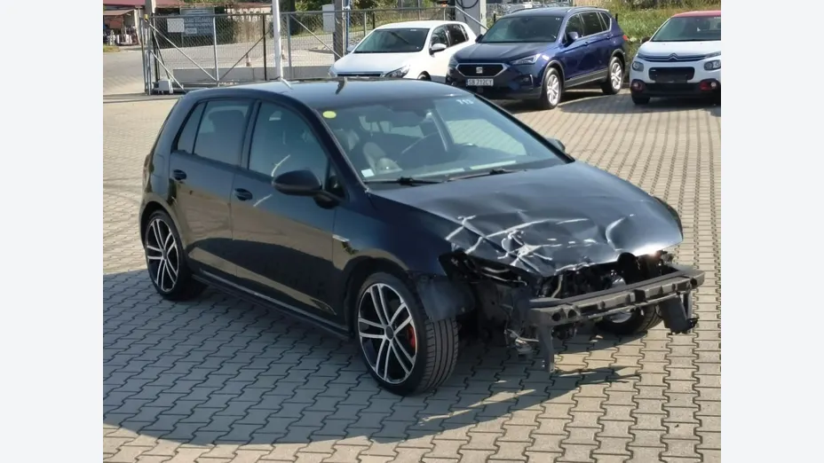 VOLKSWAGEN Golf -