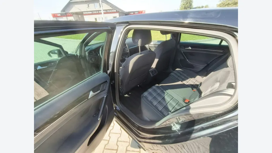VOLKSWAGEN Golf -