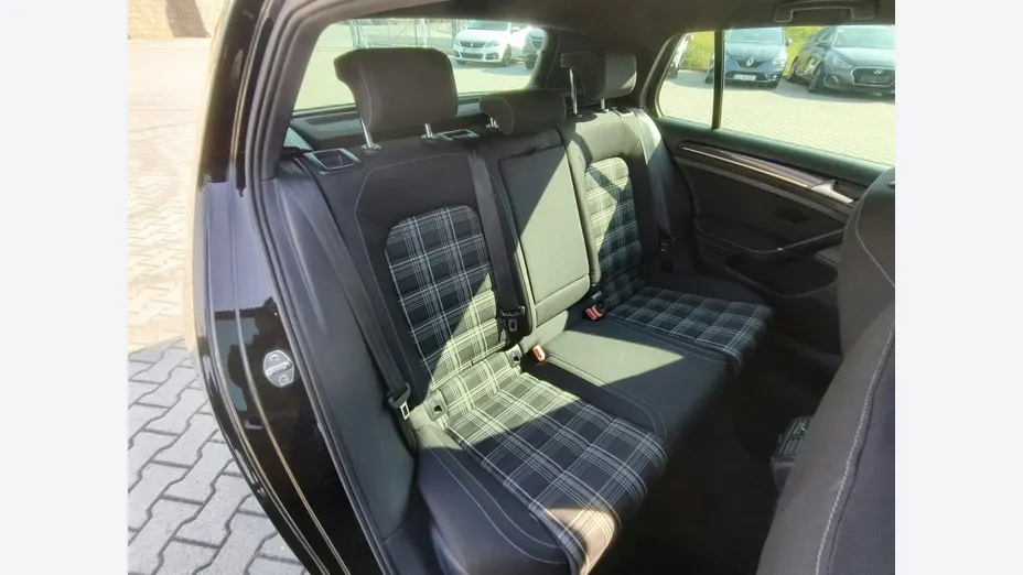 VOLKSWAGEN Golf -