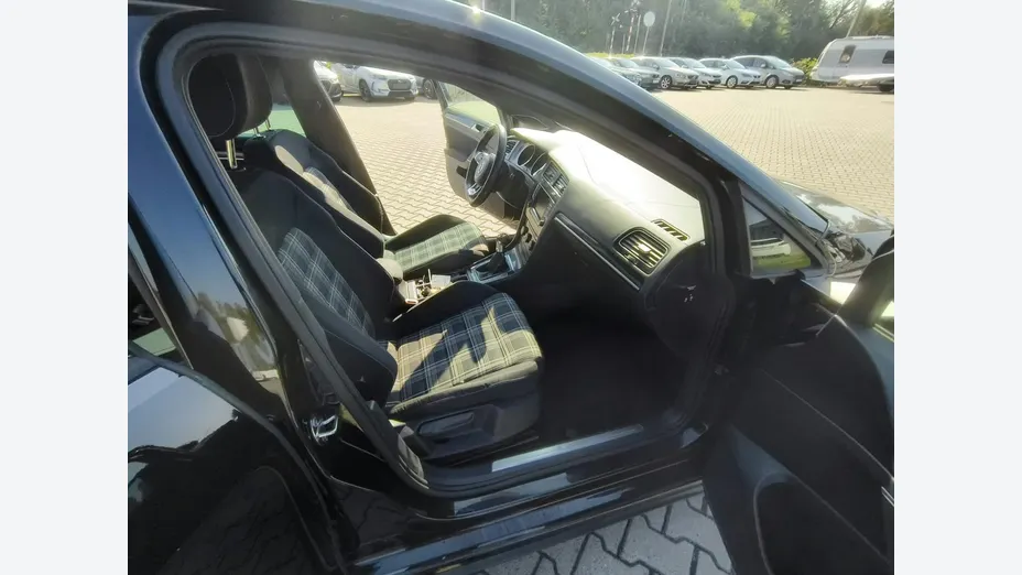 VOLKSWAGEN Golf -