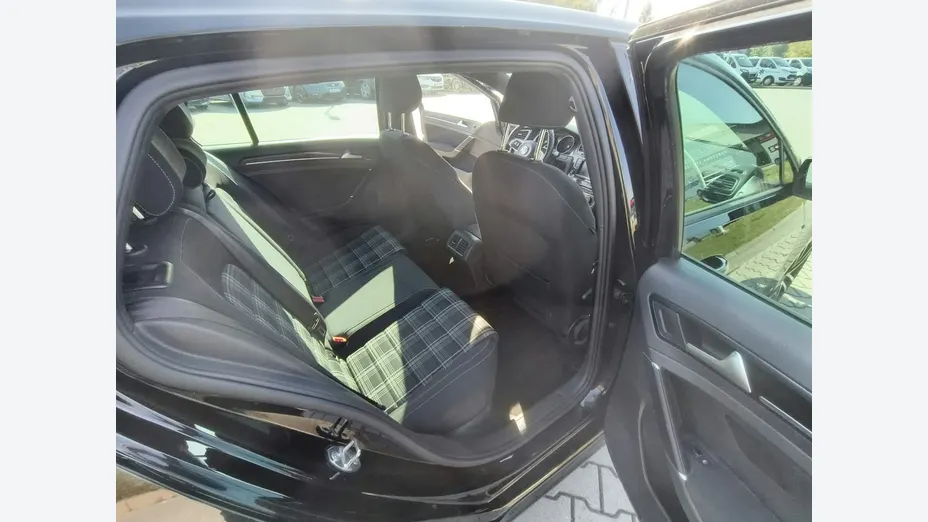 VOLKSWAGEN Golf -
