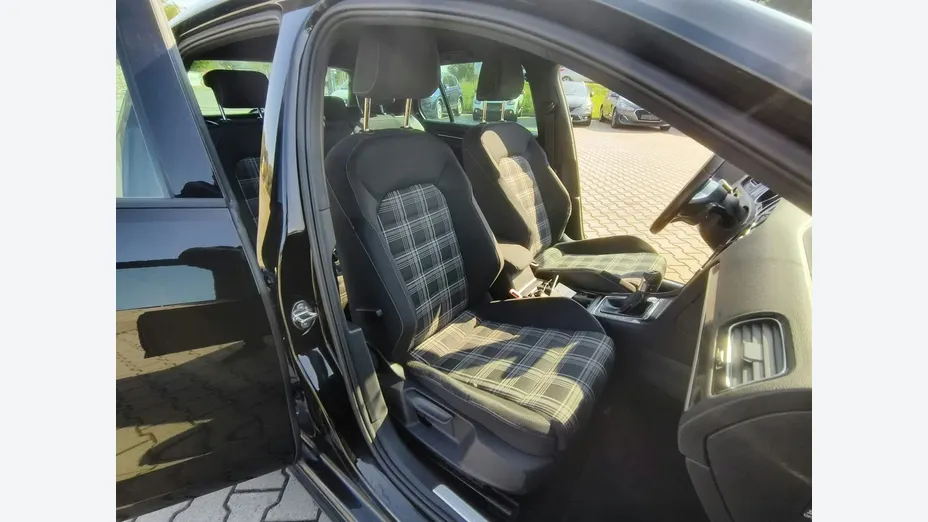 VOLKSWAGEN Golf -