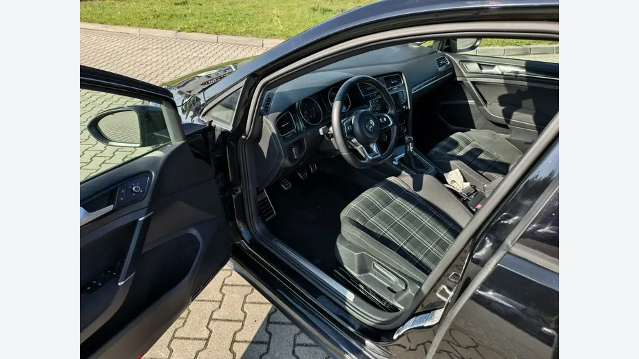 VOLKSWAGEN Golf -