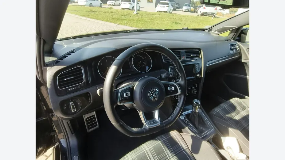 VOLKSWAGEN Golf -