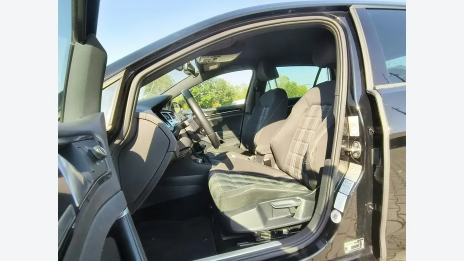 VOLKSWAGEN Golf -