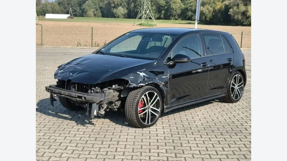VOLKSWAGEN Golf -