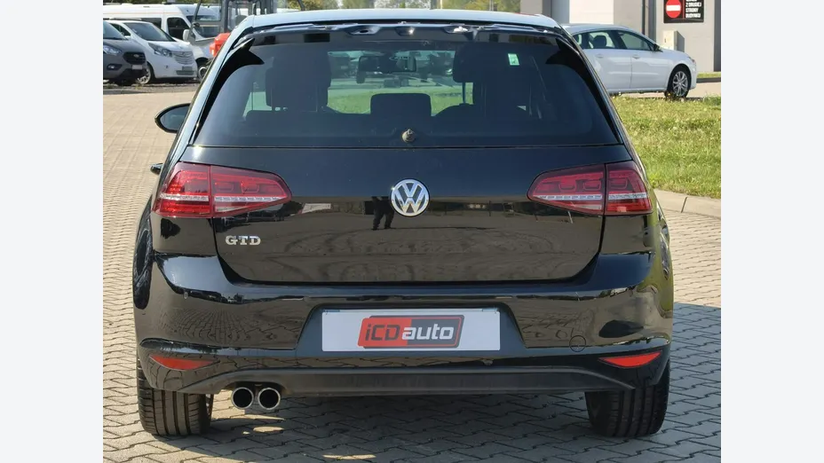 VOLKSWAGEN Golf -