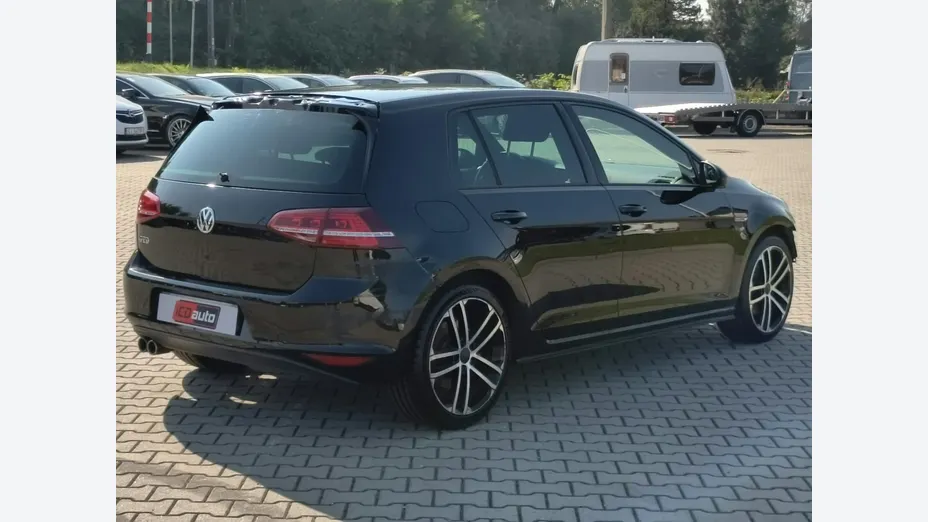 VOLKSWAGEN Golf -