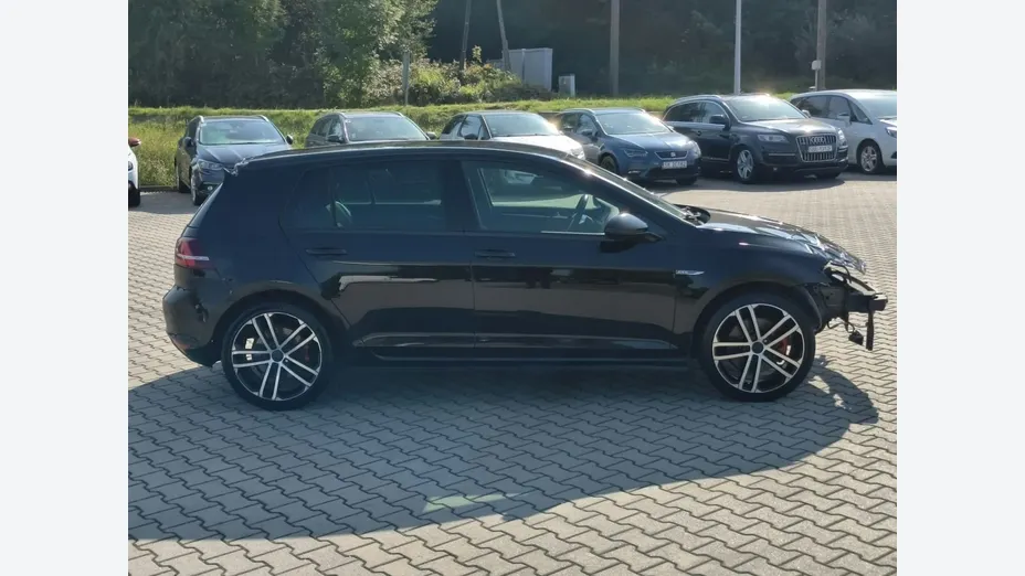 VOLKSWAGEN Golf -