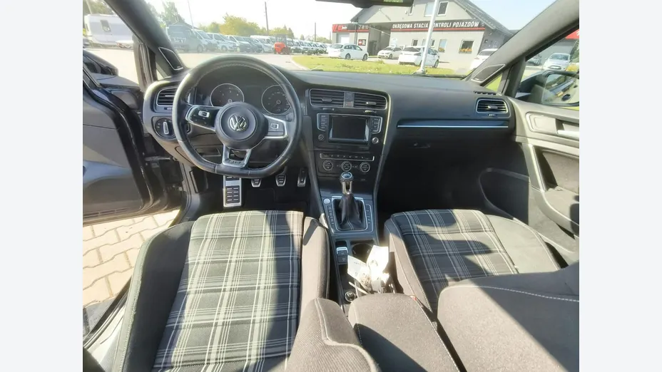 VOLKSWAGEN Golf -