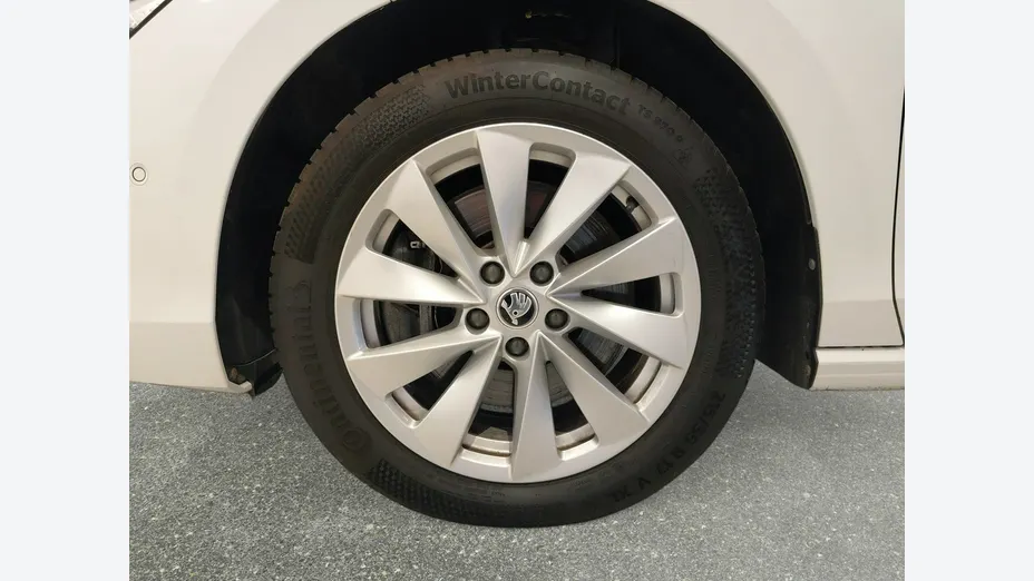 SKODA Superb -