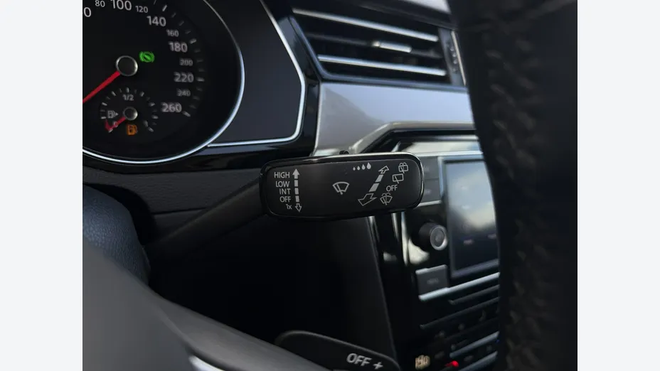 VOLKSWAGEN Passat -