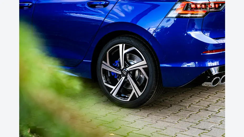 VOLKSWAGEN Golf -