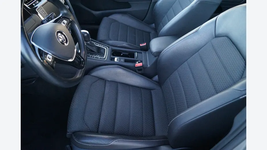 VOLKSWAGEN Golf -