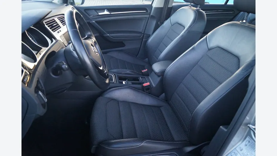 VOLKSWAGEN Golf -