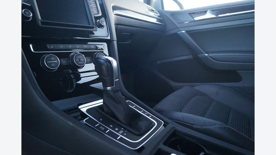 VOLKSWAGEN Golf -