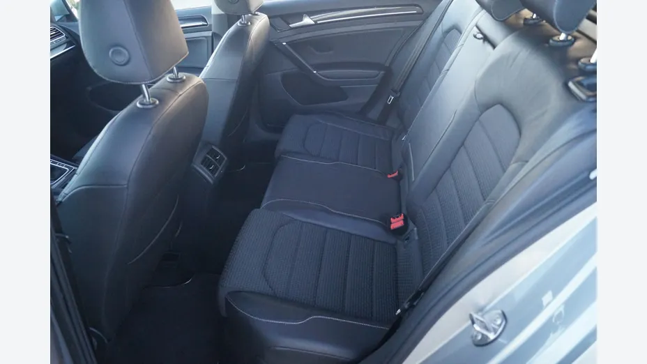 VOLKSWAGEN Golf -