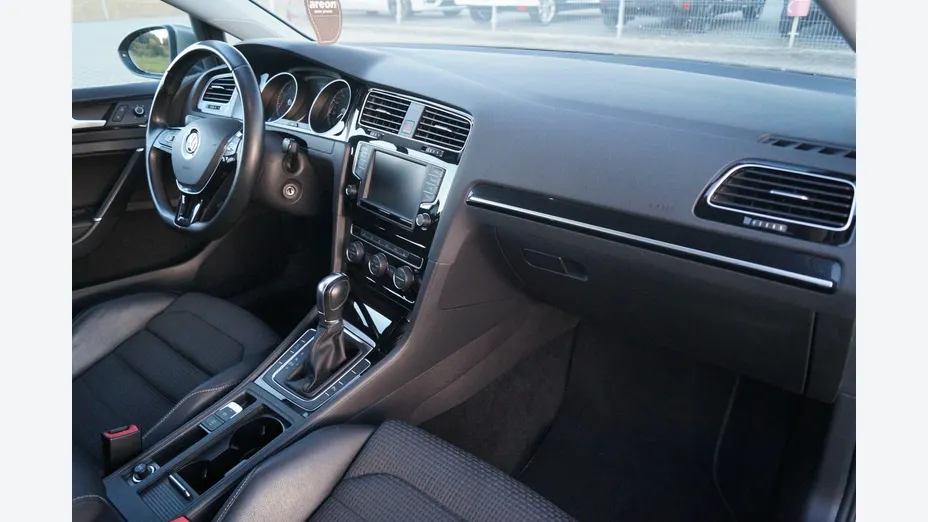 VOLKSWAGEN Golf -