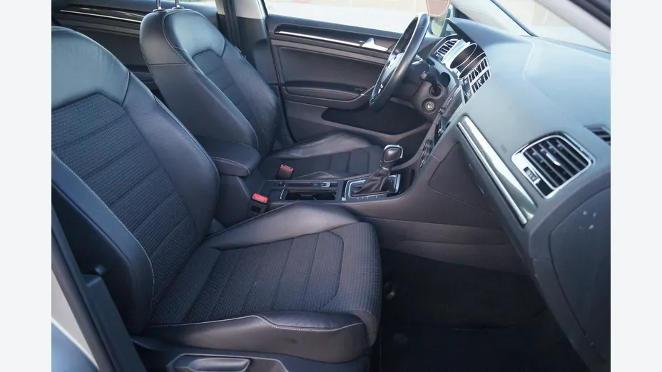 VOLKSWAGEN Golf -