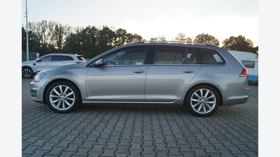 VOLKSWAGEN Golf -