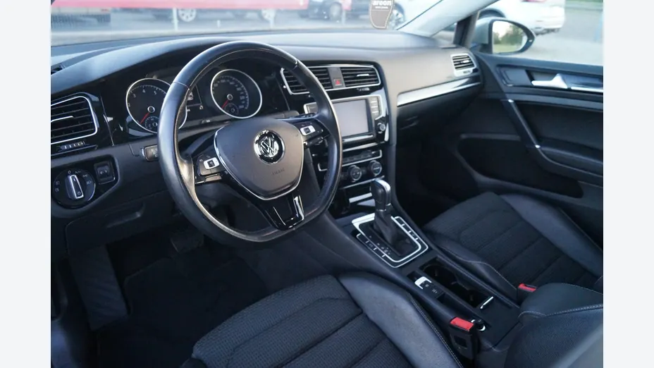 VOLKSWAGEN Golf -