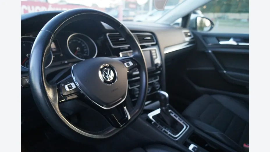 VOLKSWAGEN Golf -