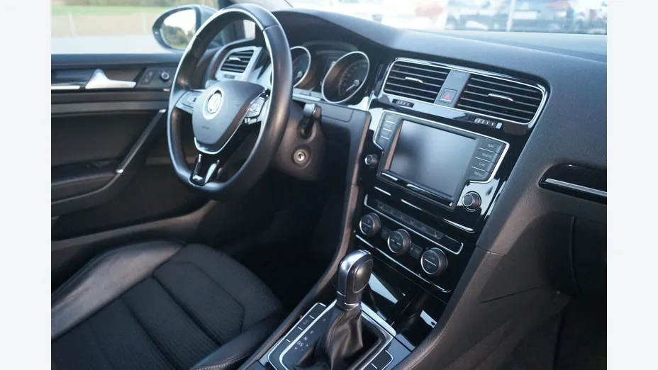 VOLKSWAGEN Golf -