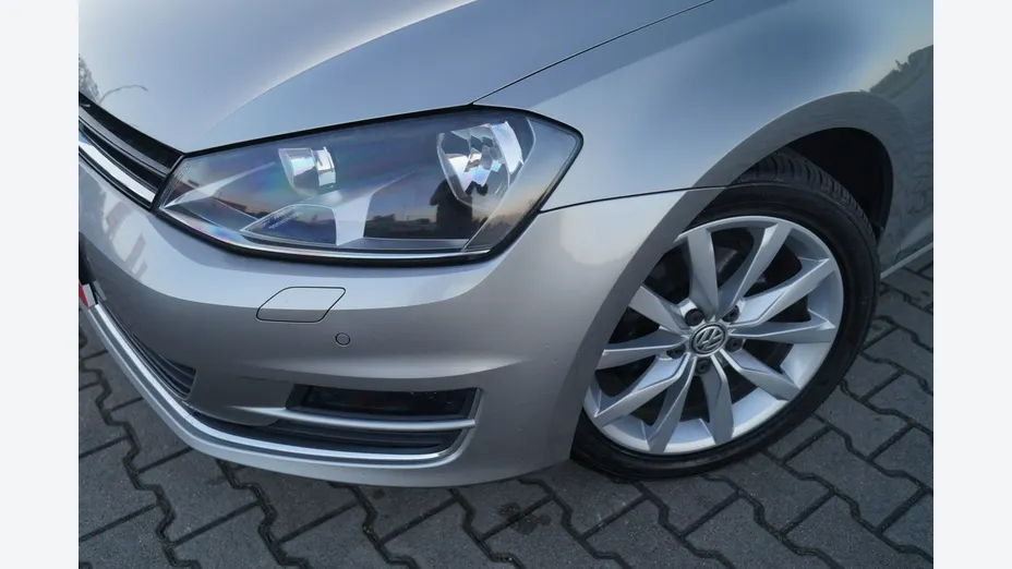 VOLKSWAGEN Golf -