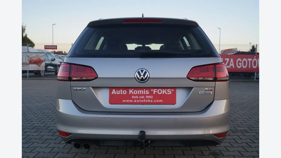 VOLKSWAGEN Golf -