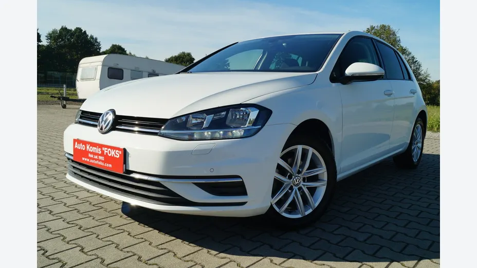 VOLKSWAGEN Golf -