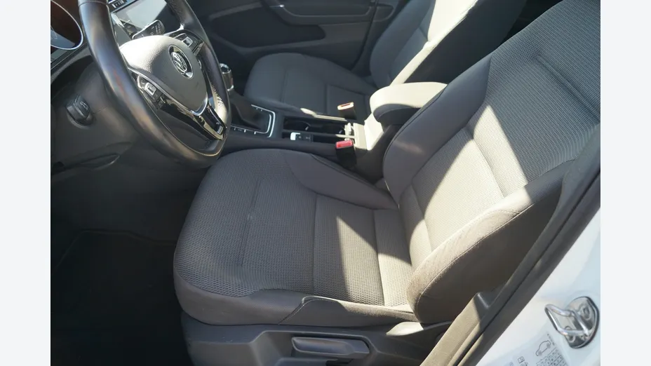 VOLKSWAGEN Golf -
