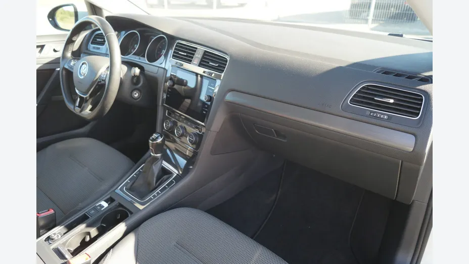 VOLKSWAGEN Golf -