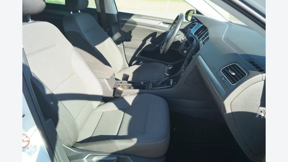 VOLKSWAGEN Golf -