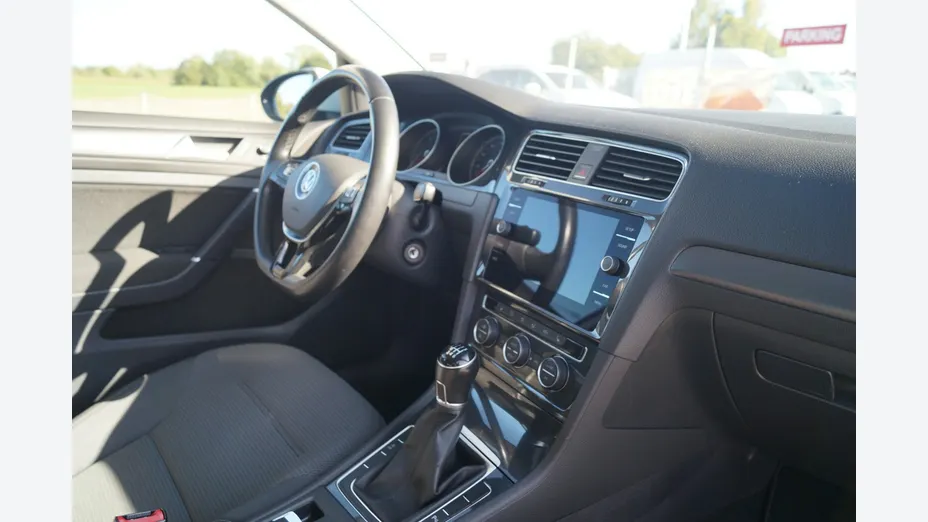 VOLKSWAGEN Golf -