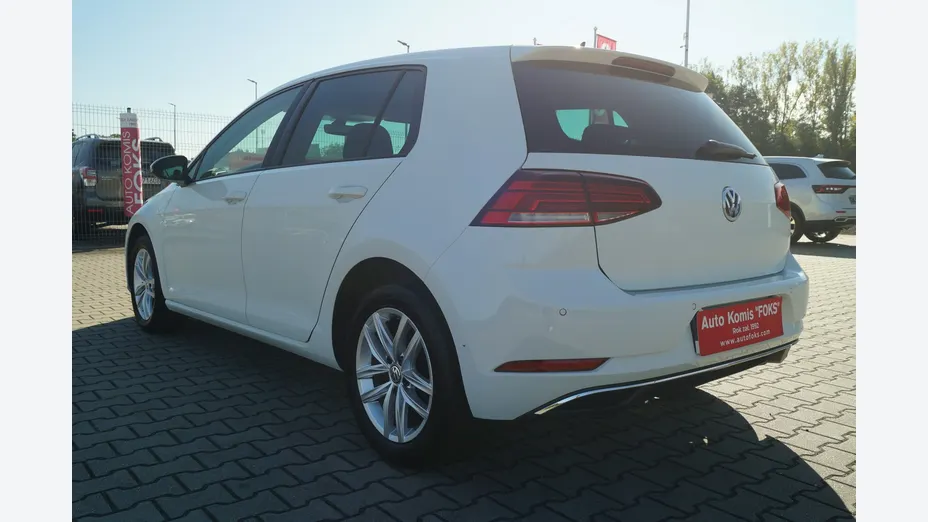 VOLKSWAGEN Golf -