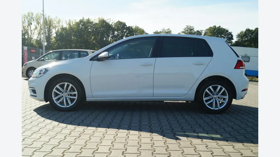 VOLKSWAGEN Golf -