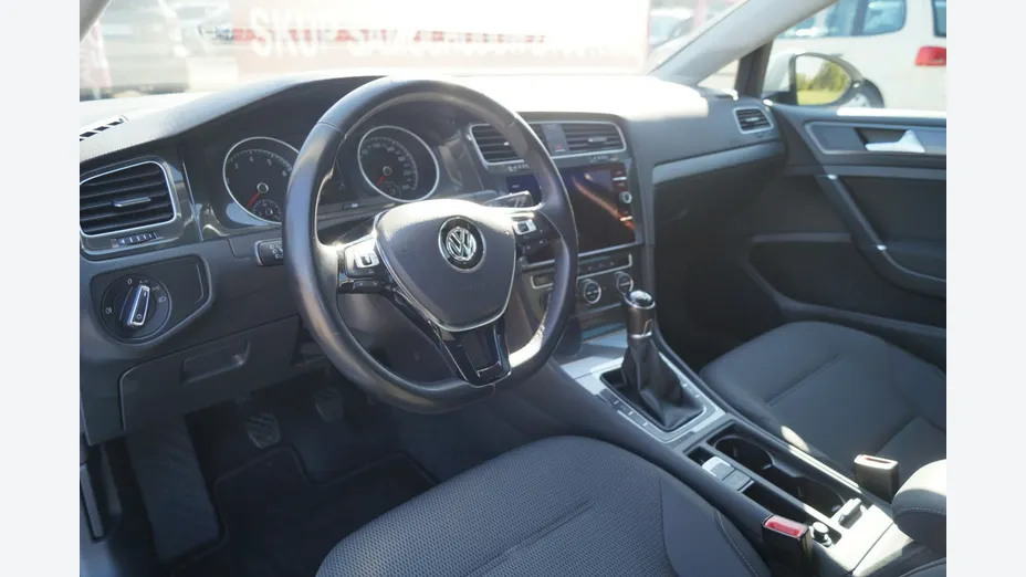 VOLKSWAGEN Golf -