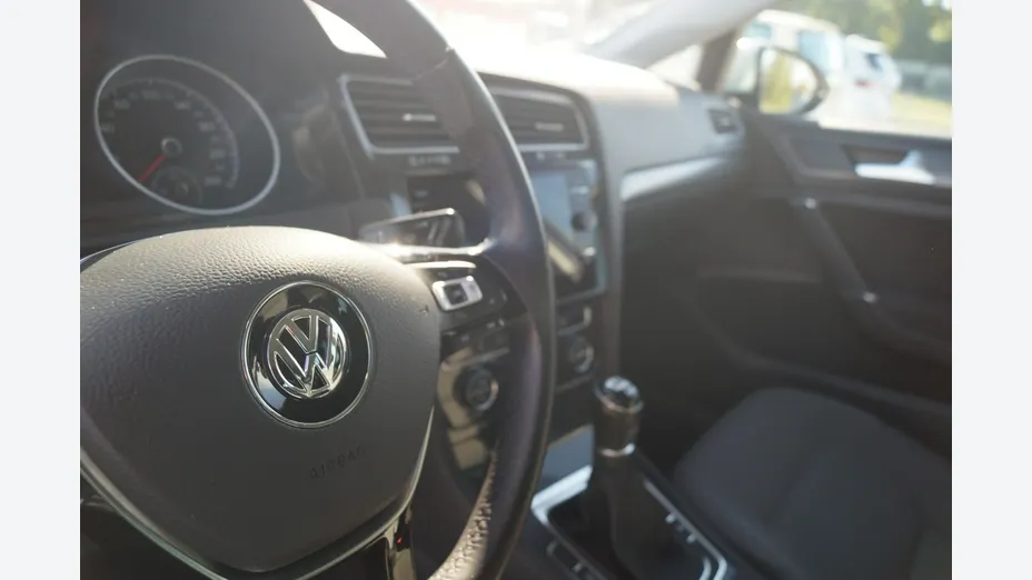 VOLKSWAGEN Golf -