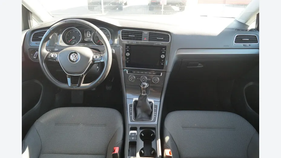 VOLKSWAGEN Golf -