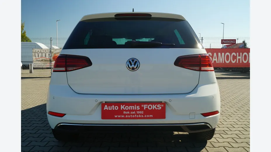 VOLKSWAGEN Golf -